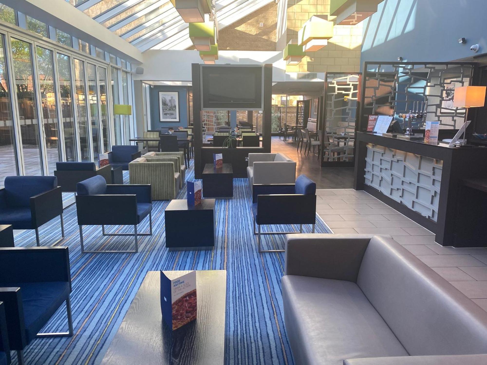 Holiday Inn Express Windsor By Ihg Exterior foto