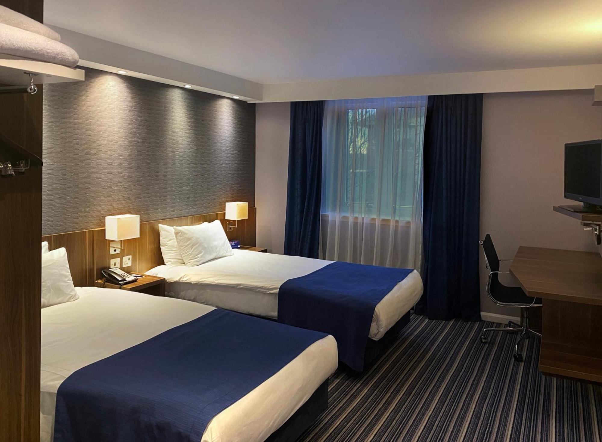 Holiday Inn Express Windsor By Ihg Exterior foto