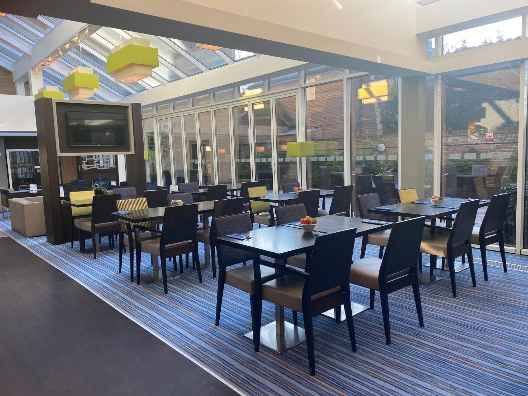 Holiday Inn Express Windsor By Ihg Exterior foto