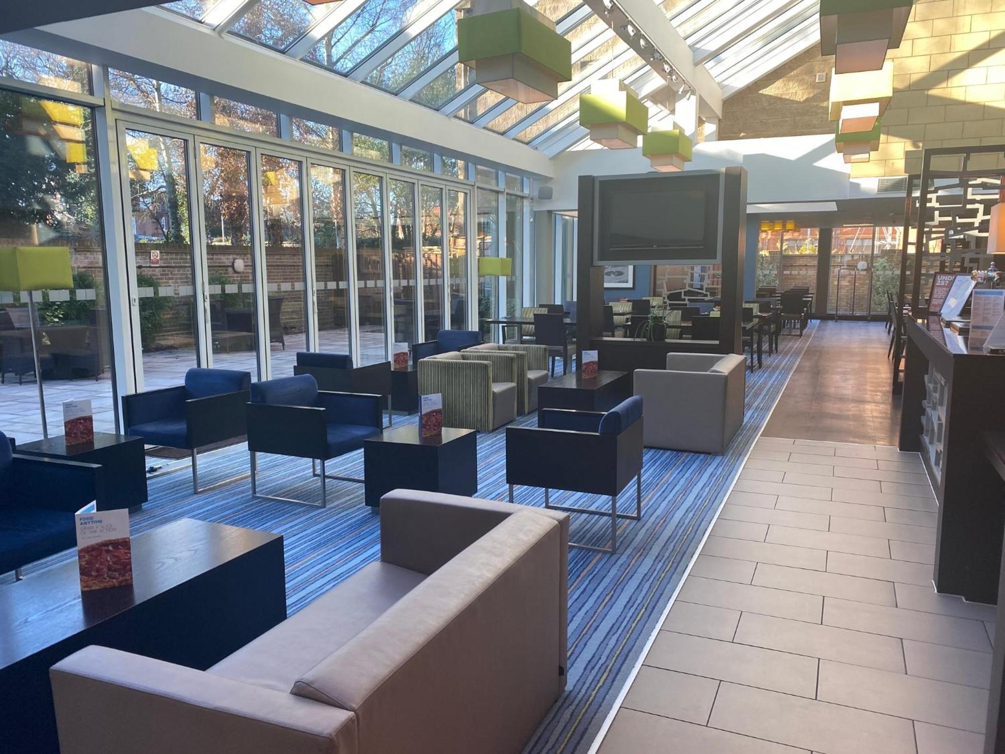 Holiday Inn Express Windsor By Ihg Exterior foto