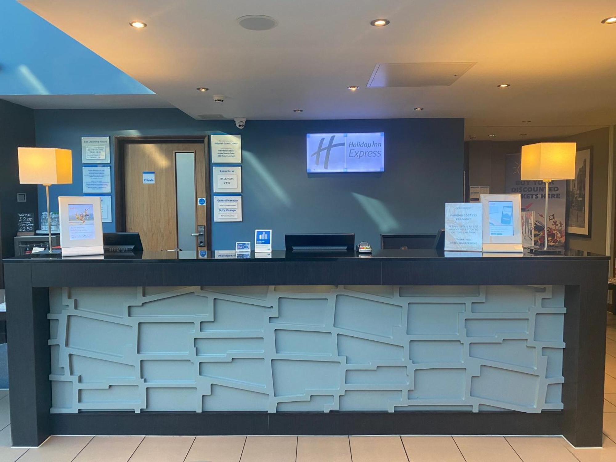 Holiday Inn Express Windsor By Ihg Exterior foto