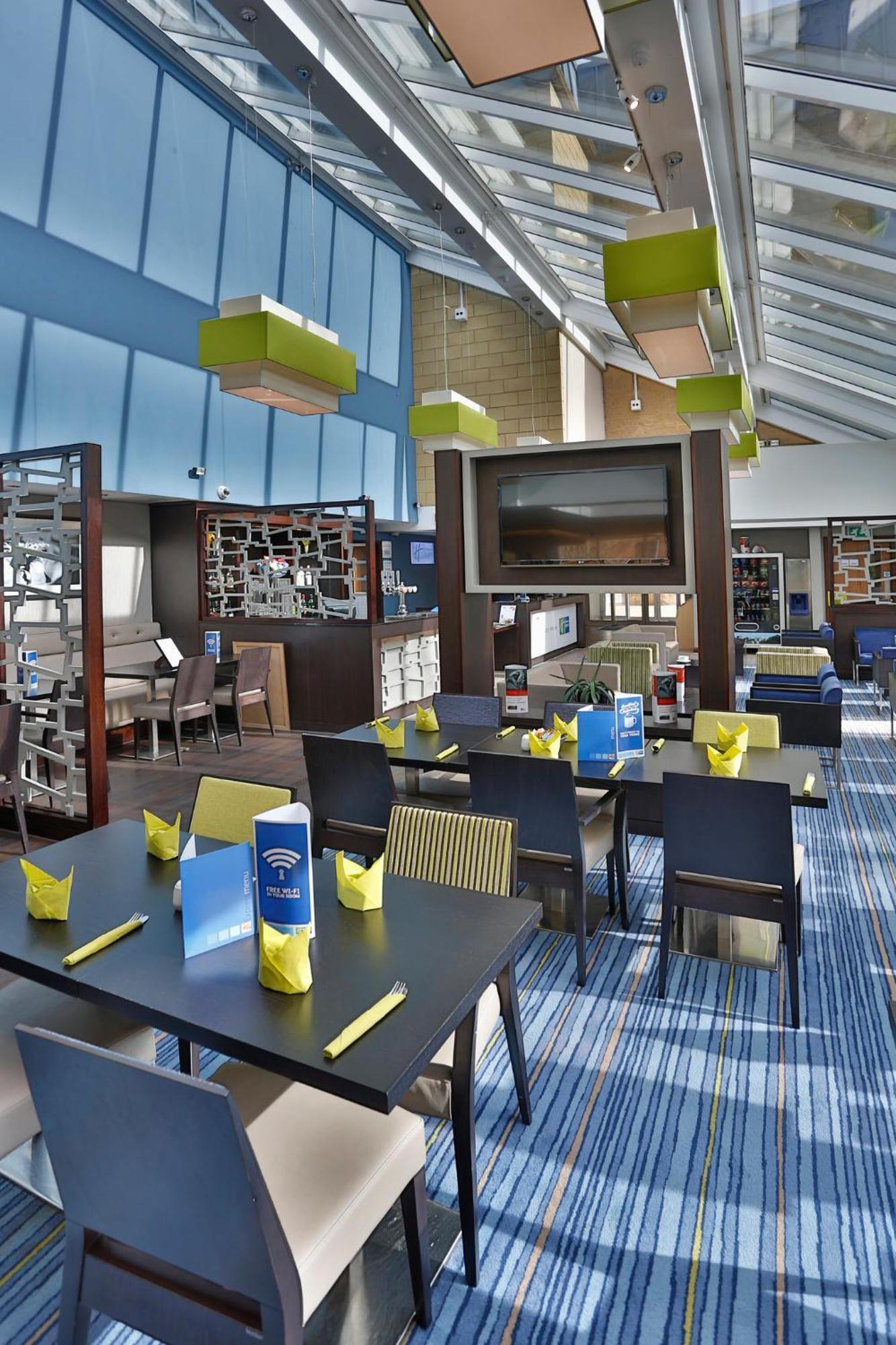 Holiday Inn Express Windsor By Ihg Exterior foto