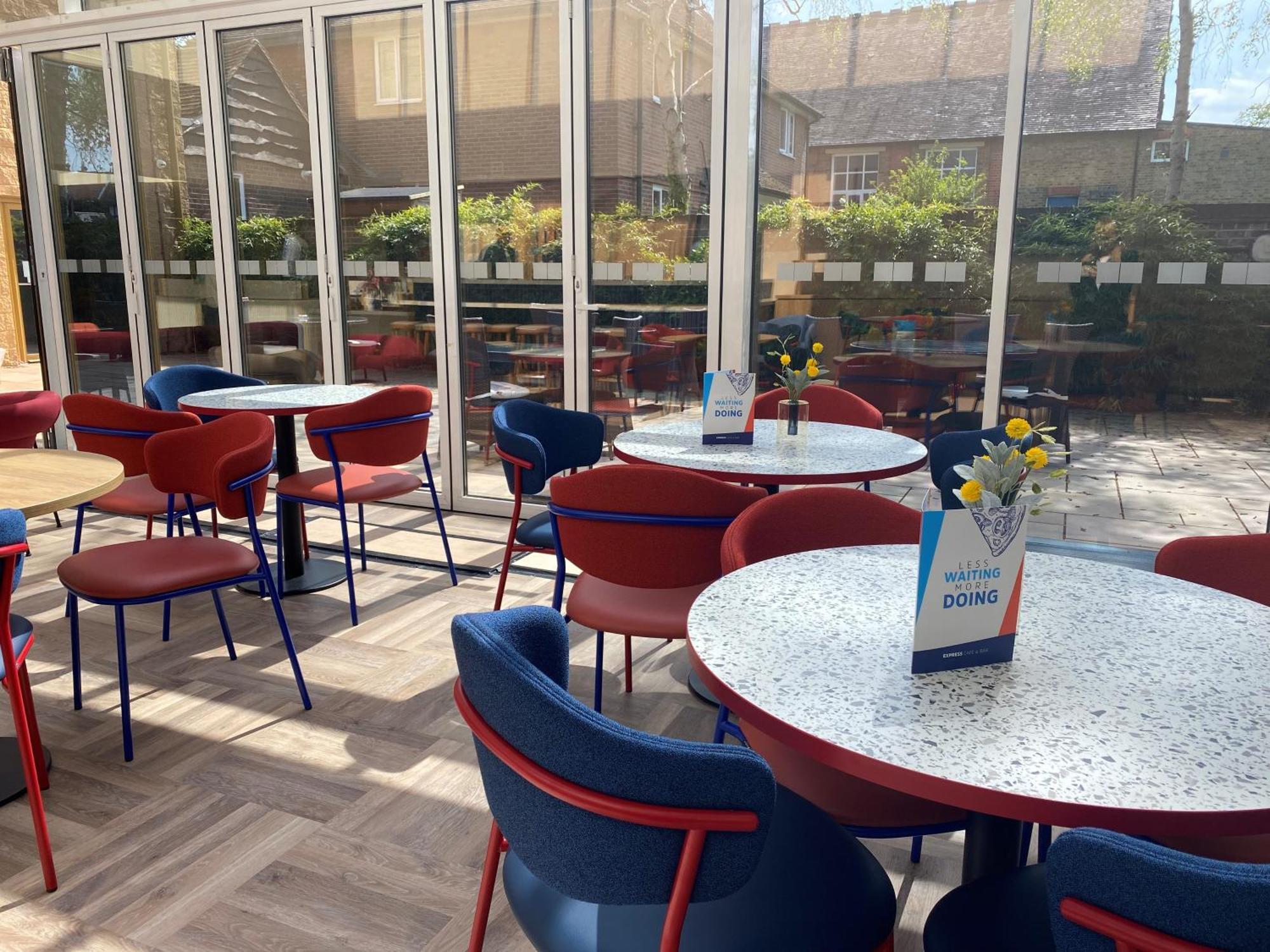 Holiday Inn Express Windsor By Ihg Exterior foto