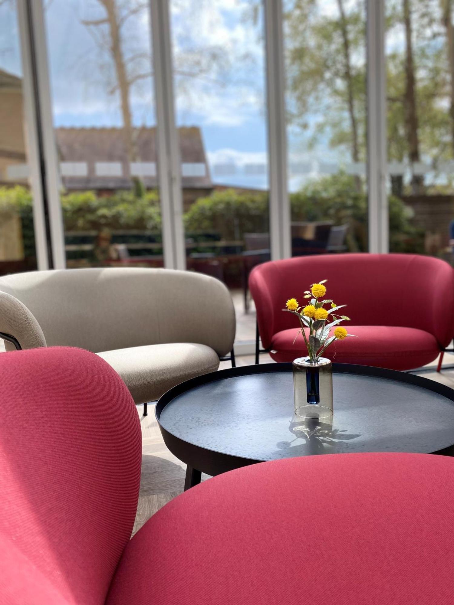 Holiday Inn Express Windsor By Ihg Exterior foto