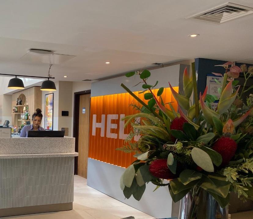Holiday Inn Express Windsor By Ihg Exterior foto